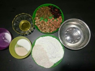 1、全麦核桃包～软欧包,准备好所用材料