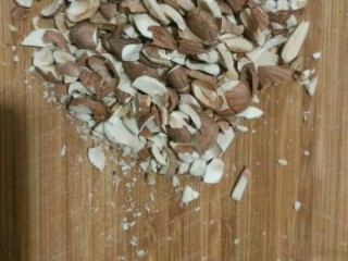 2、全麦核桃包～软欧包,核桃仁，杏仁切碎（或用手掰碎我比较喜欢用刀切）