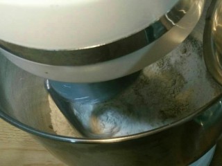 4、全麦核桃包～软欧包,慢速加入水搅拌均匀。