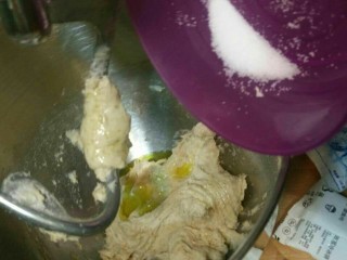 6、全麦核桃包～软欧包,加入橄榄油、盐慢速搅拌均匀。