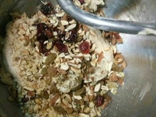 8、全麦核桃包～软欧包,加入果仁。（面包里面包裹果仁的在这一步不用加入果仁，直接醒发面团就可以啦）