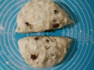 11、全麦核桃包～软欧包,发酵好的面团，取出中间分割两个小面团。