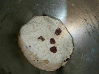 9、全麦核桃包～软欧包,慢速搅拌均匀。