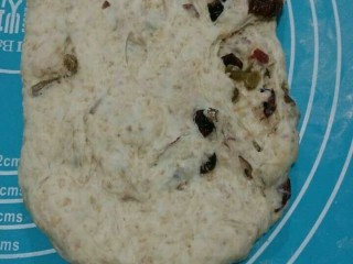 13、全麦核桃包～软欧包,松弛好的面团，整理成长方形，（包裹果仁在这一步把果仁均匀的撒在上面，从上往下卷起成橄榄形状，放烤盘第二次醒发就即可。）