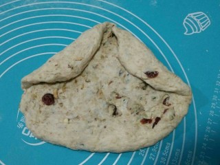 14、全麦核桃包～软欧包,把一边的两个角向内折叠