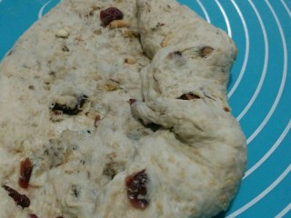 15、全麦核桃包～软欧包,在吧中间新型的角向内折叠