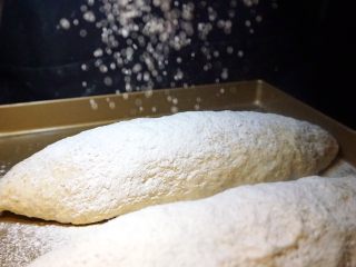 20、全麦核桃包～软欧包,用筛子，在面包上面筛上薄薄的一层面包粉，