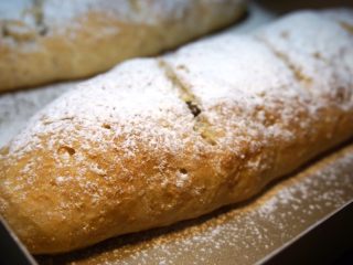 21、全麦核桃包～软欧包,满满果仁香气，外脆内软的面包出炉啦！一起来分享美食吧！