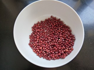 3、自制蜜豆,择一下看有没有坏的。