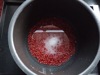 6、自制蜜豆,加两勺白糖。