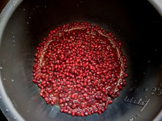 8、自制蜜豆,时间到，蜜豆煮好了，取出。