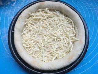 7、时蔬披萨,取出，（可以在这一步刷披萨酱，我没刷，某人吃不惯）撒上一半的马苏里拉芝士。