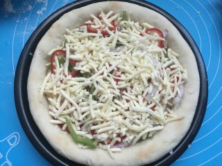 9、时蔬披萨,撒上剩下的马苏里拉芝士。