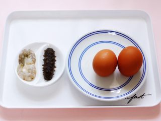1、海参虾仁鸡蛋羹,准备好所有的食材，鸡蛋和海参虾仁。