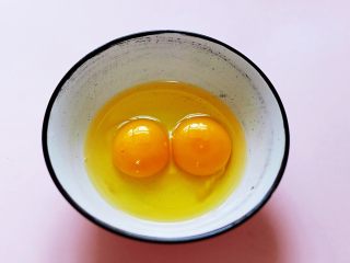 2、海参虾仁鸡蛋羹,取一个大一点的碗，把两枚鸡蛋打入碗里。