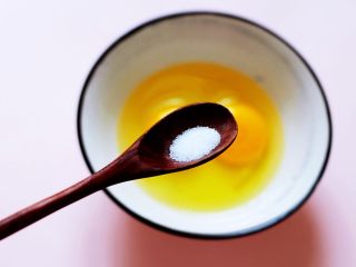 3、海参虾仁鸡蛋羹,这个时候碗里加入盐调味。