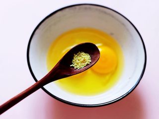 4、海参虾仁鸡蛋羹,再加入鸡精增加鲜味。