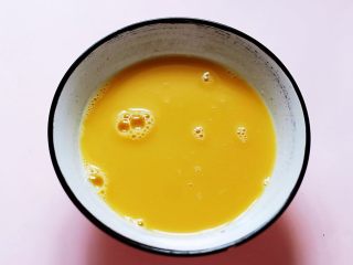 6、海参虾仁鸡蛋羹,这个时候再加入鸡蛋液的1倍量的温水，继续搅拌均匀后。