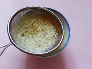 7、海参虾仁鸡蛋羹,另取一个可以蒸的碗，把鸡蛋液过细筛，这一步不能省略，这样做出来的鸡蛋羹口感才会柔滑细嫩。