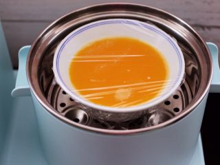 8、海参虾仁鸡蛋羹,把过滤好的鸡蛋液打上保鲜膜，用牙签扎几个眼。