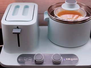 9、海参虾仁鸡蛋羹,把鸡蛋液放到东菱早餐机里，大火烧开后继续蒸10分钟即可关火。