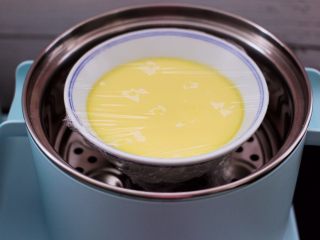 10、海参虾仁鸡蛋羹,鲜嫩爽滑的鸡蛋羹就出锅咯。