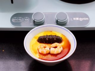 13、海参虾仁鸡蛋羹,把煎好的虾仁和海参码放到碗里，浇上生抽就可以咯。