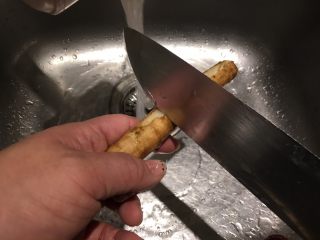 2、日式炸鱼饼,用刀背轻轻刮去外皮