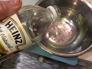 3、日式炸鱼饼,准备一碗醋水