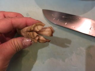 4、日式炸鱼饼,将牛蒡如图切开