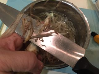 5、日式炸鱼饼,像削铅笔一样的将牛蒡削薄片，泡入醋水避免氧化发黑