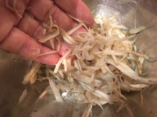 7、日式炸鱼饼,使用前清水冲洗几次将醋味洗掉