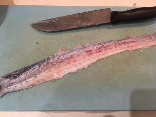 11、日式炸鱼饼,刮完的鱼皮…丢了吧……????