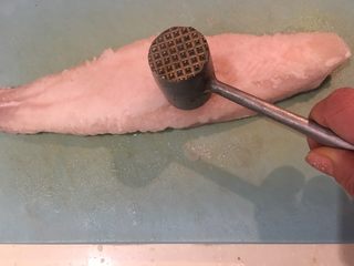 9、日式炸鱼饼,冷冻、常温的皆可。我买到冷冻的，就祭出拍肉锤，哐哐哐