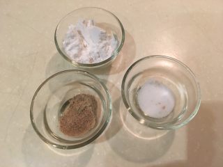 13、日式炸鱼饼,准备白胡椒粉、盐、生粉