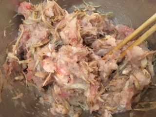 16、日式炸鱼饼,用筷子（或是手）同方向搅拌至拉丝状态