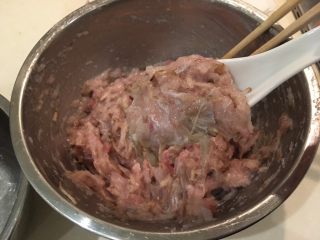 17、日式炸鱼饼,为确保每一份都同量用汤匙挖起