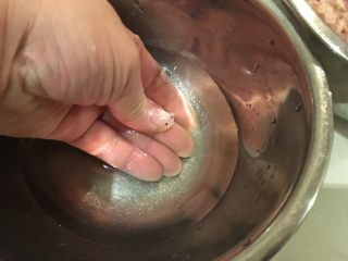 18、日式炸鱼饼,手沾湿