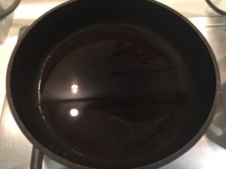 20、日式炸鱼饼,热油锅！油不需太多！只要能淹过鱼饼即可。