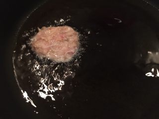 21、日式炸鱼饼,沿着锅边下鱼饼，一分钟后再翻面