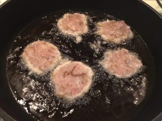 22、日式炸鱼饼,慢慢的炸，直到全部炸好