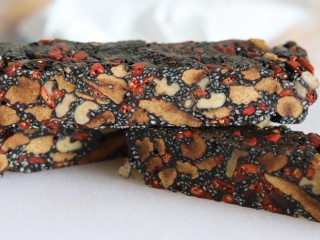 14、自制阿胶糕,完全冷却后切块。