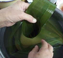 1、蜜枣花生粽,两只粽叶叠起来用，从尾部卷起一个圆锥