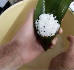 2、蜜枣花生粽,放一点糯米，然后蜜枣和花生，上面再放一层糯米，九分满