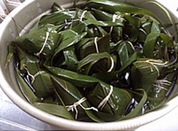 5、蜜枣花生粽,粽子包好后加没过粽子的足量水，开大火煮沸后转中小火煮三个小时左右