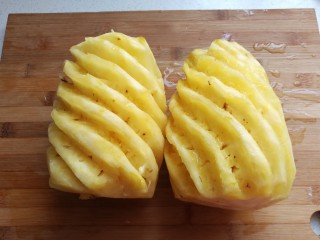 1、玫瑰凤梨酥,首先来做凤梨馅：准备新鲜菠萝两个，实际用一个半