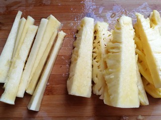 2、玫瑰凤梨酥,把菠萝分开切成小块，再切下菠萝中间的硬芯