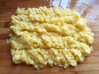 4、玫瑰凤梨酥,再把菠萝肉用刀切成小碎粒