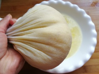 5、玫瑰凤梨酥,再把料理机中打的菠萝芯和切好的菠萝肉，一同放入纱布中挤干水分，不要挤太干，保留一些果汁炒出来的香味更浓郁