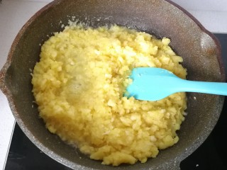 6、玫瑰凤梨酥,把菠萝肉倒入不粘锅中小火翻炒，炒至快干水分时加入白糖，麦芽糖，和黄油继续翻炒